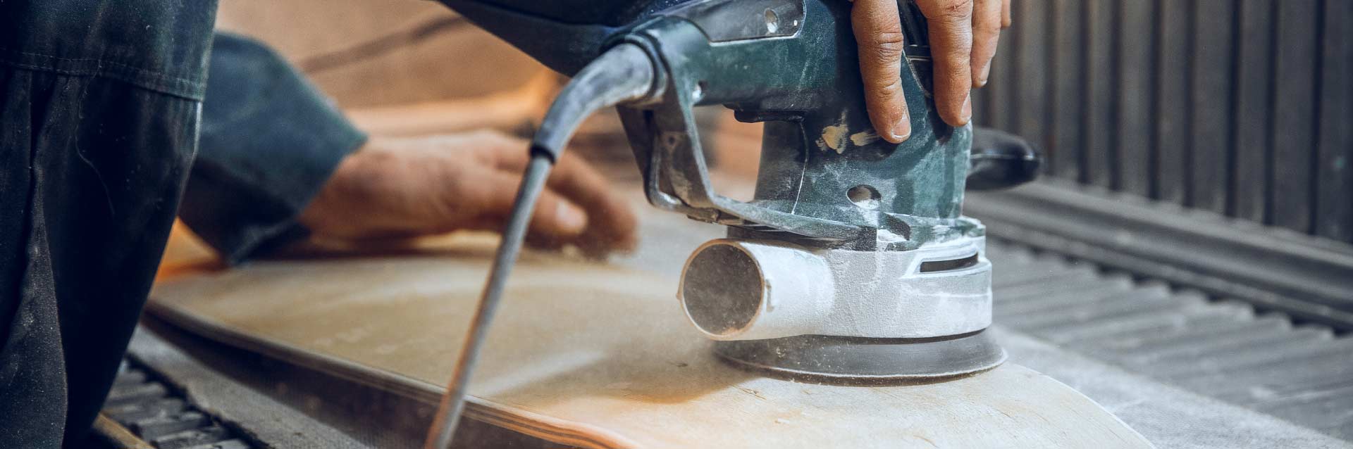 Saiba qual a diferença entre esmerilhadeira e lixadeira