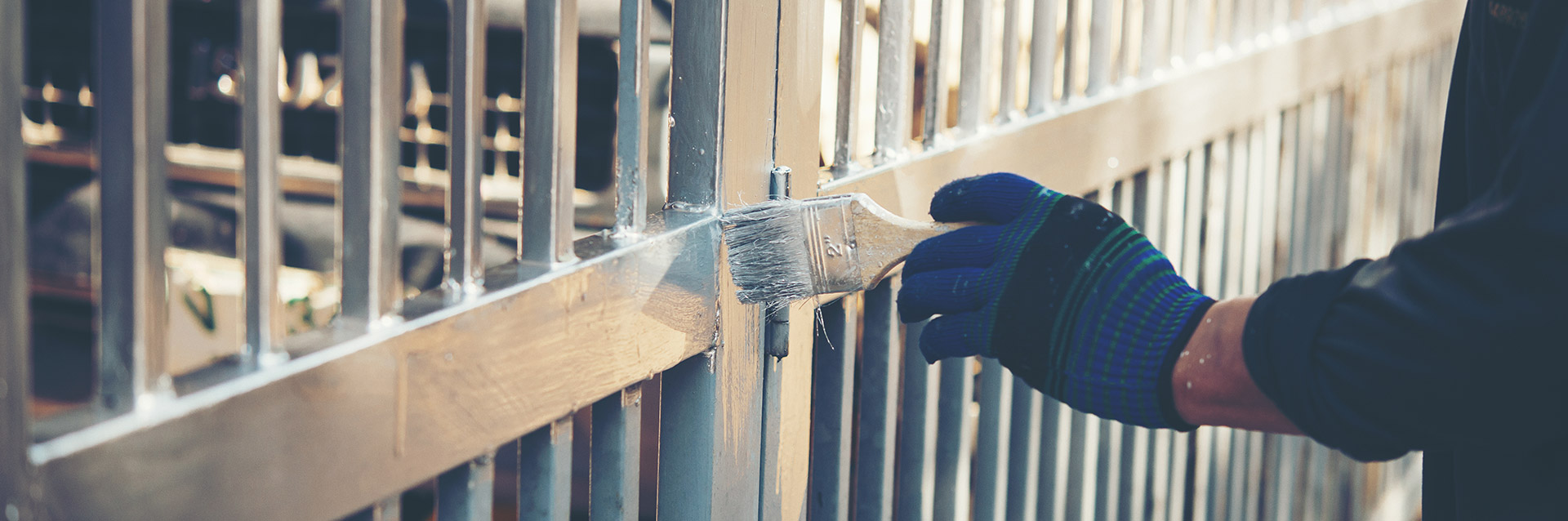 Veja como pintar porta de alumínio I Obra Certa