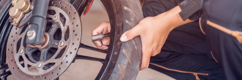 Quantas libras colocar no pneu da moto?
